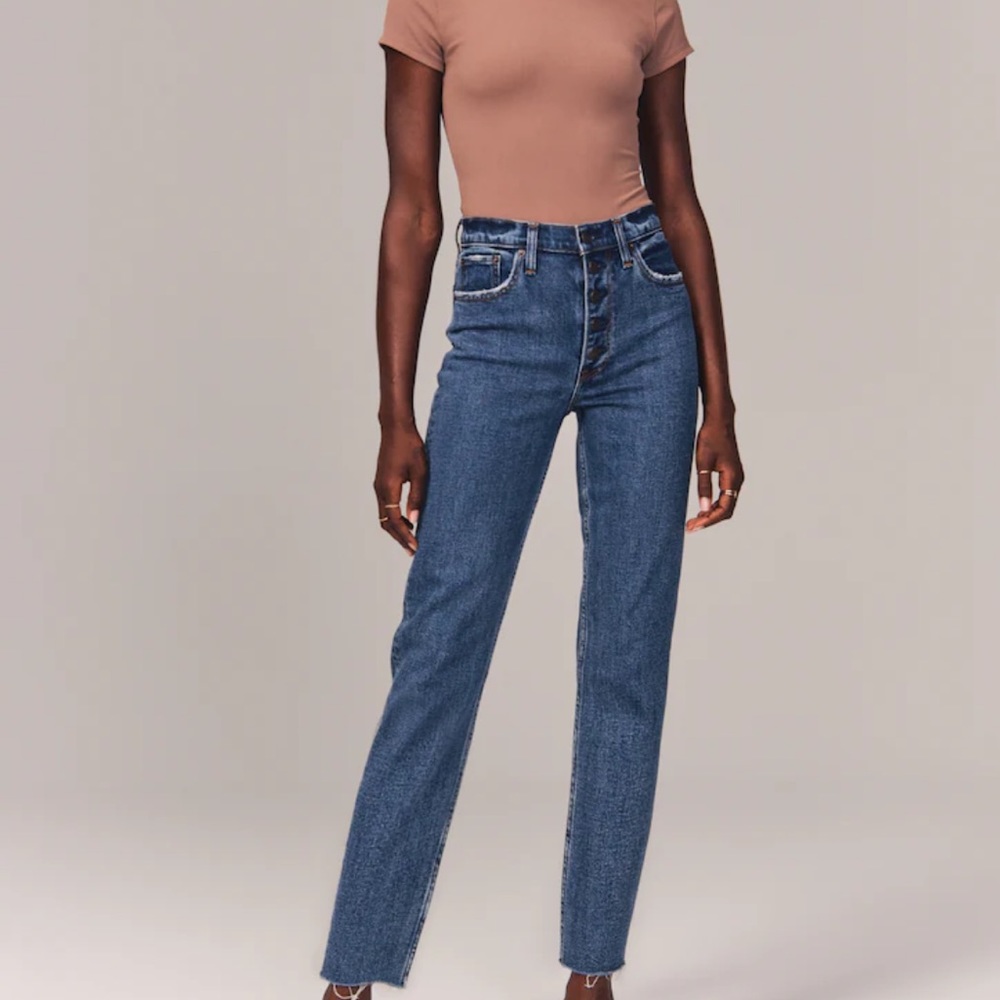 ABERCROMBIE AND FITCH HIGH RISE MOM JEAN (CURVE LOVE)